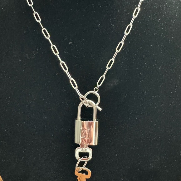 Silver LV Lock & Key - Picture 4 of 6